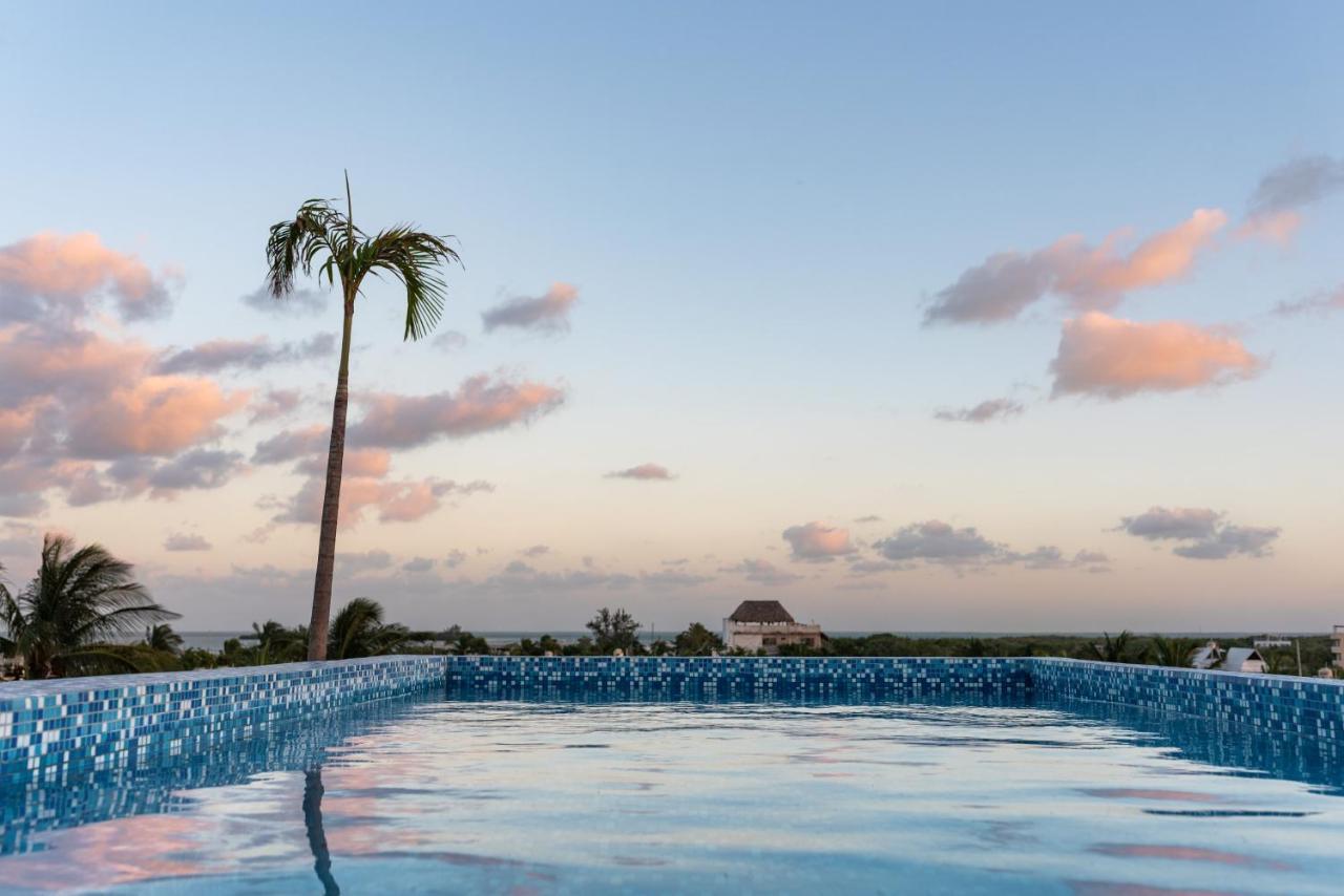 Hotel Mayari Holbox Экстерьер фото Infinity pool at the Grand Palladium Hotel, Playa del Carmen, Mexico