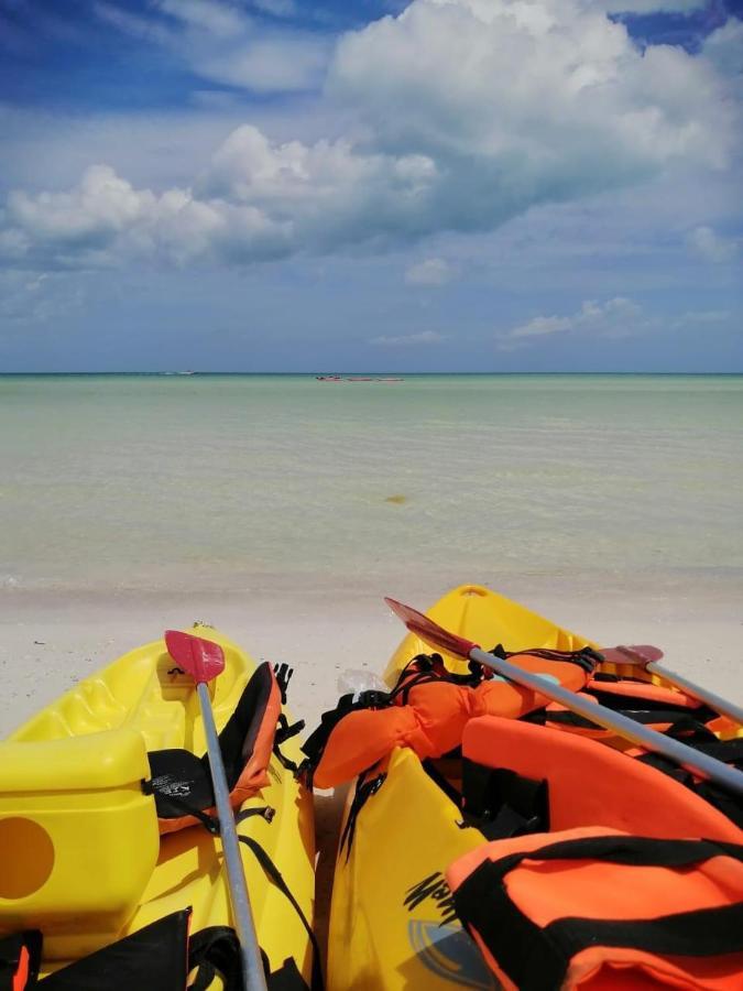 Hotel Mayari Holbox Экстерьер фото Kayak on the beach