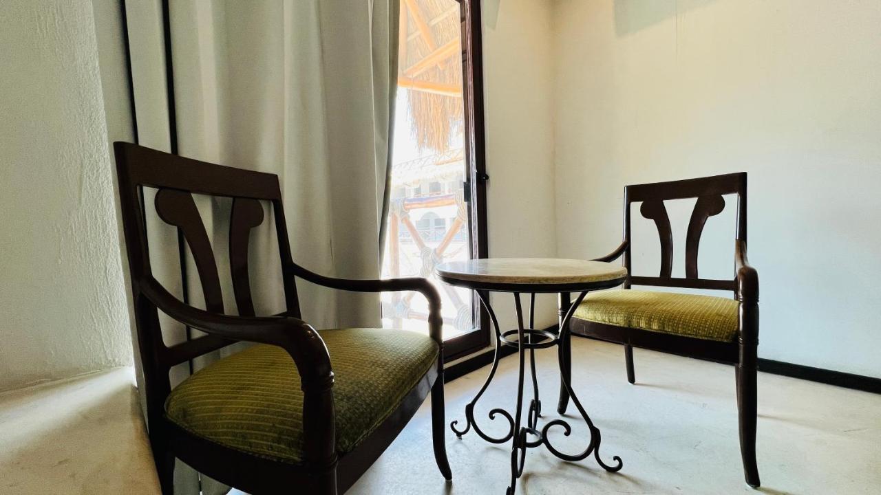 Hotel Mayari Holbox Экстерьер фото A table and two chairs